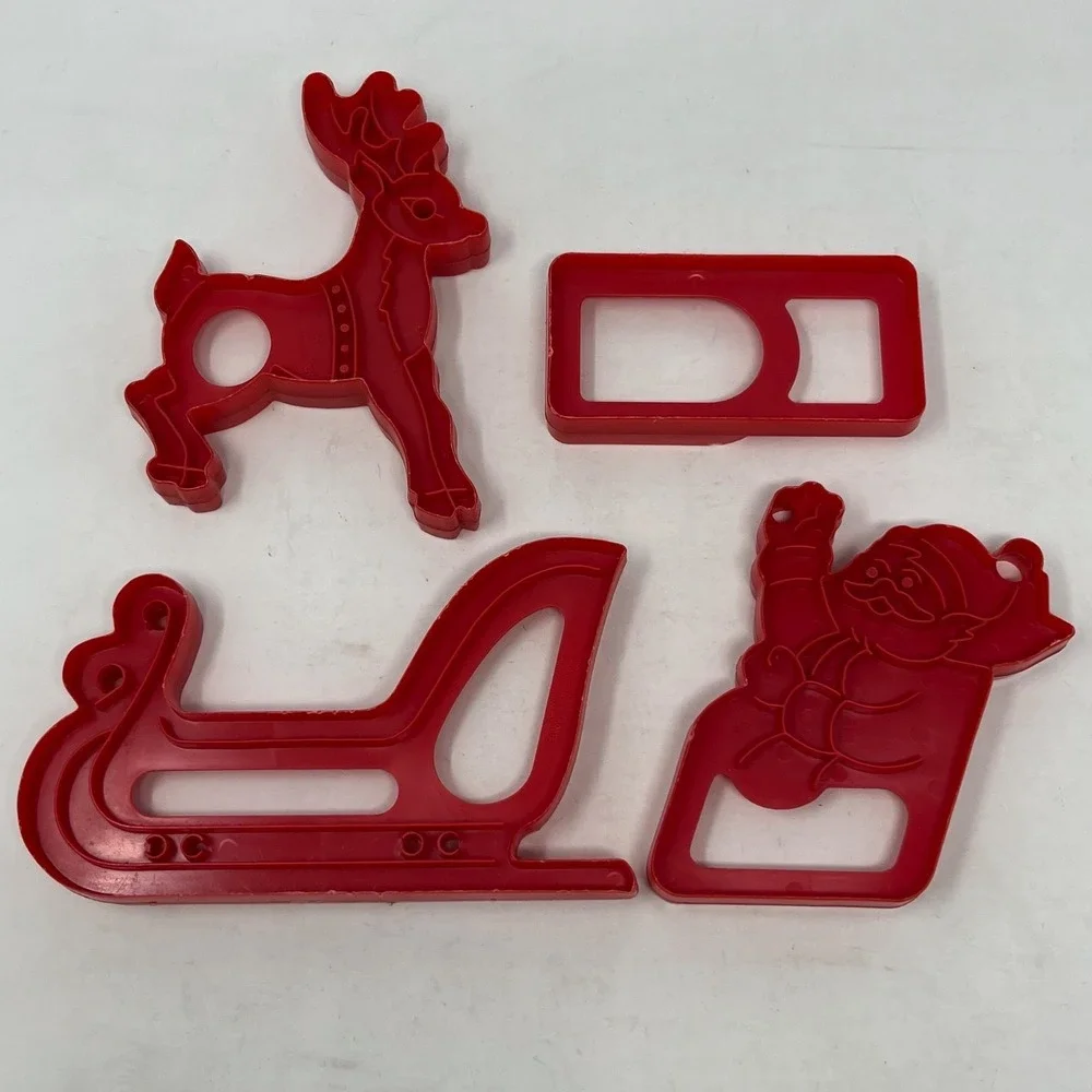 Vintage Wilton Santas Cookie Sleigh Kit Red Plastic 4 Piece Set 1983 w/Booklet